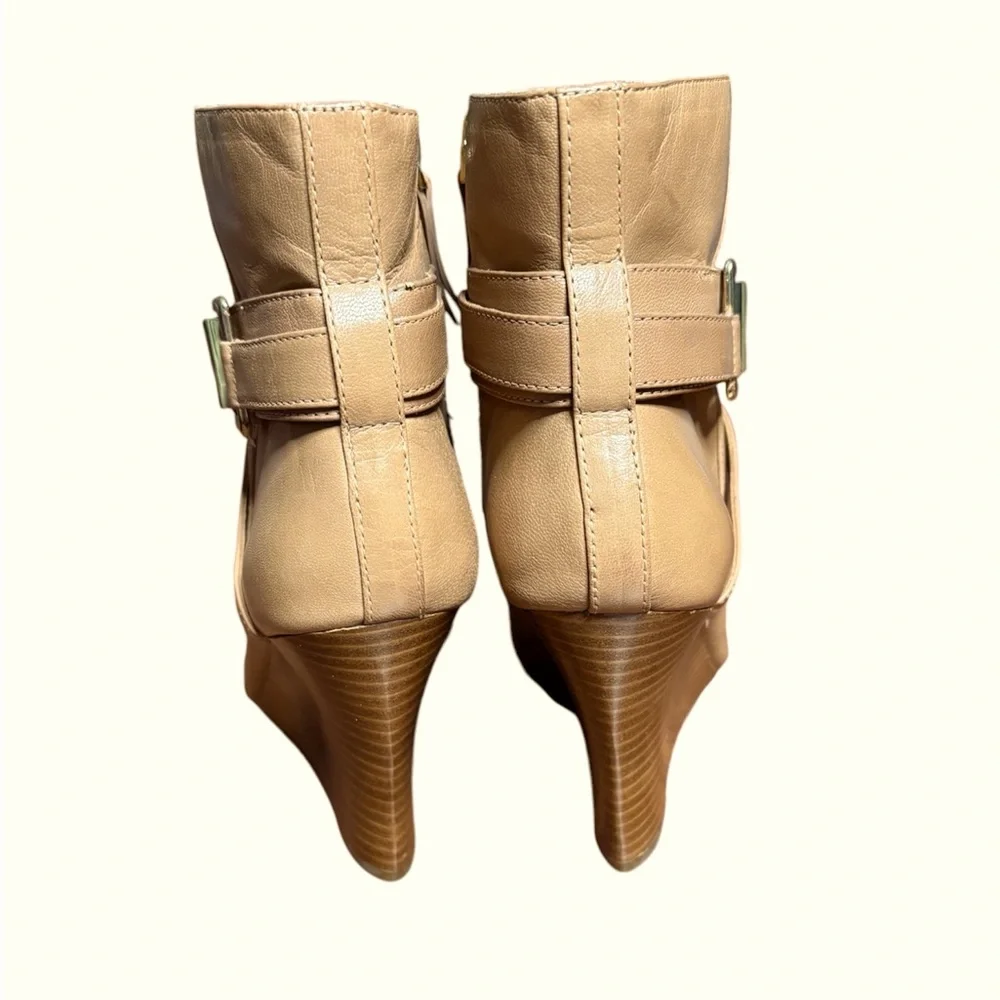 Nine West tan wedge heel ankle gold buckle leather boot size 8